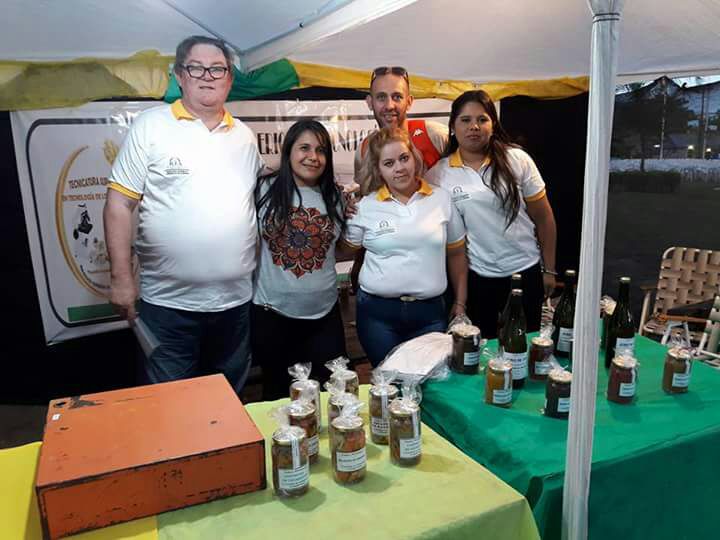 Alumnos de la tecnicatura en el stand1